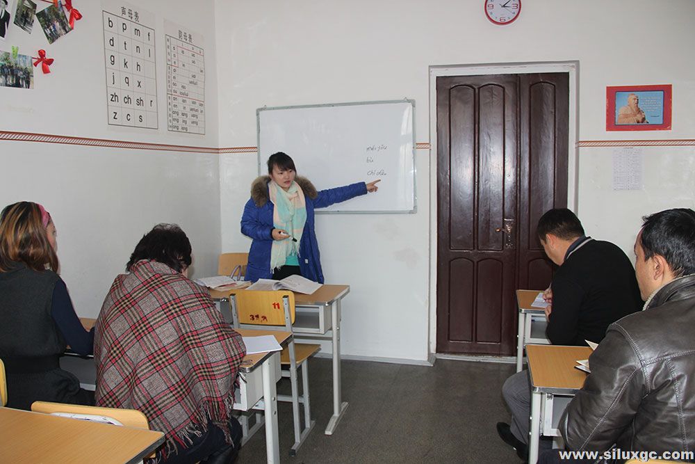 奥什国立大学孔子学院寒假“汉语热“不减  教老师学汉语