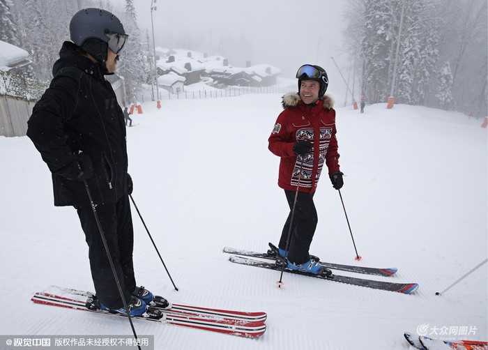 梅德韦杰夫与哈萨克斯坦总理共游索契滑雪胜地