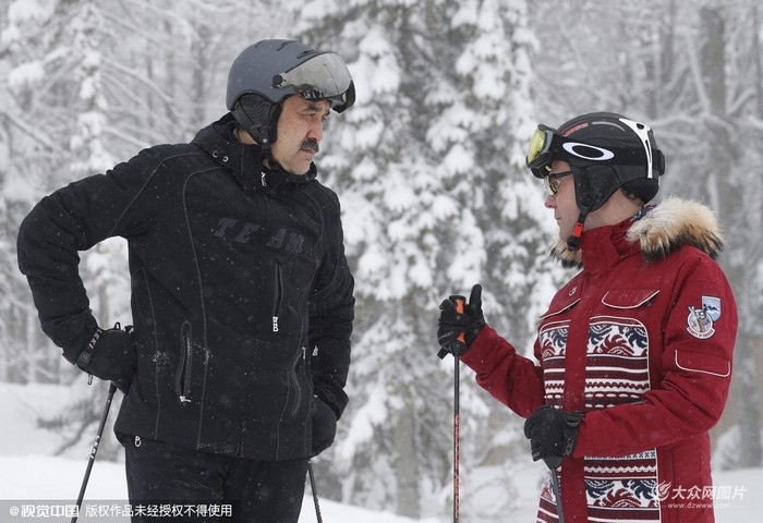 梅德韦杰夫与哈萨克斯坦总理共游索契滑雪胜地