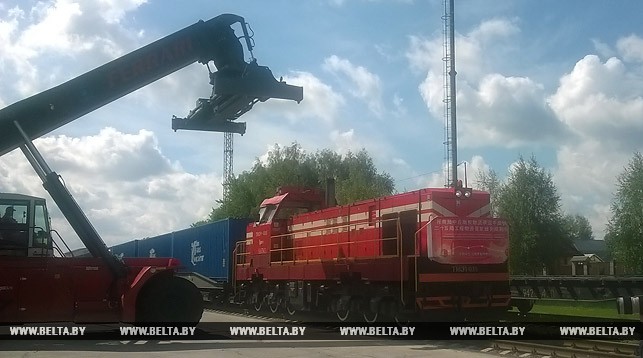 首辆载有中白巨石工业园中方建筑材料的火车抵达白俄罗斯