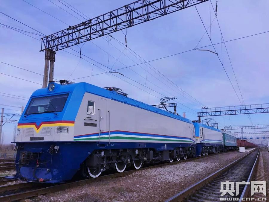 国产新型大功率机车交付乌兹别克斯坦