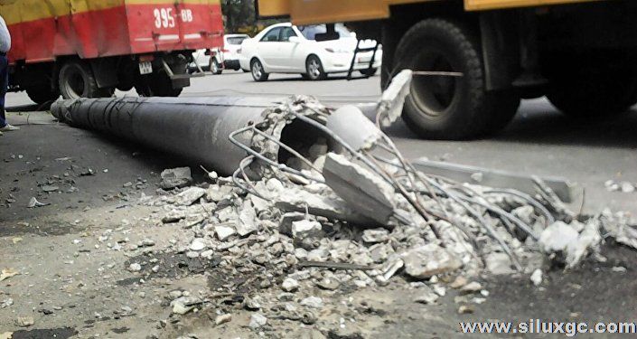 吉尔吉斯斯坦瞌睡司机撞电线杆导致多路无轨电车瘫痪