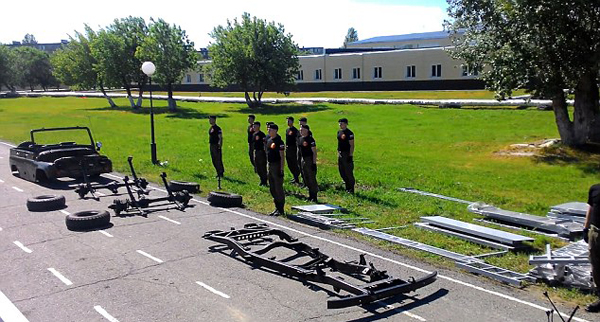 俄军校学员4分钟内拆卸并重组装甲车
