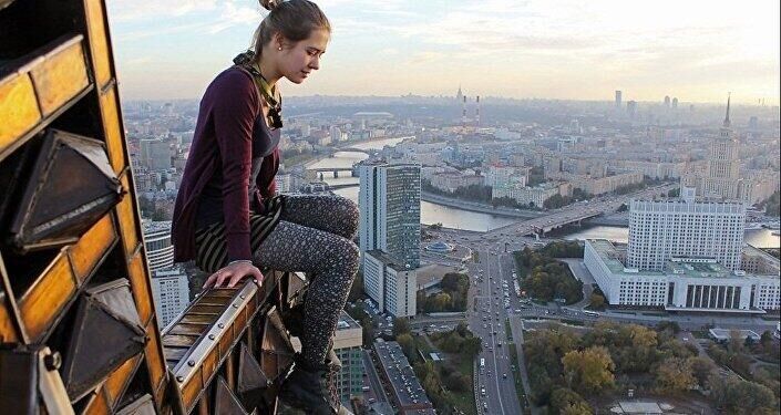 俄罗斯女孩因“危险自拍”走红全世界
