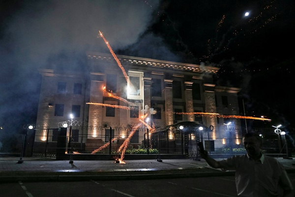 乌克兰人向俄罗斯大使馆发射烟花
