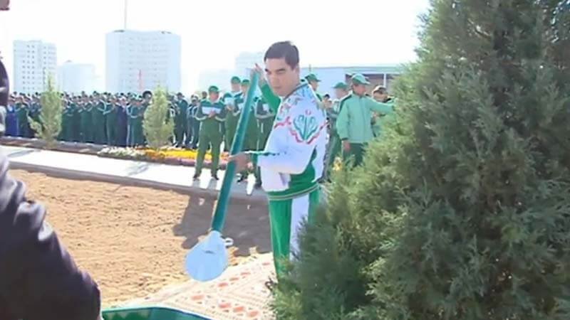 土库曼斯坦总统参加全国义务劳动