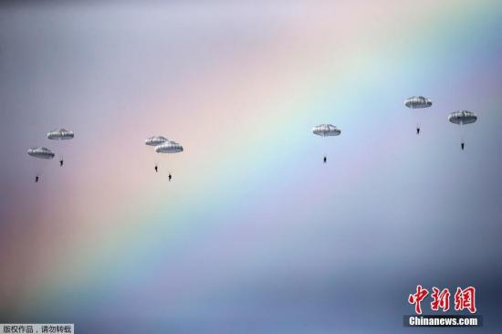 俄伞兵表演跳伞：背靠七色彩虹 穿越茫茫苍穹