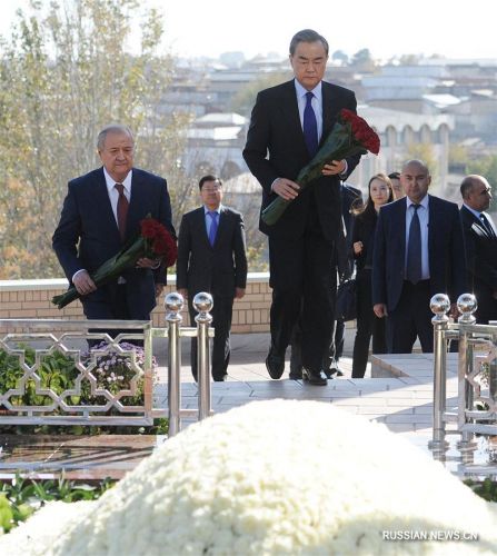 中国外交部部长王毅访问撒马尔罕并拜谒卡里莫夫陵墓