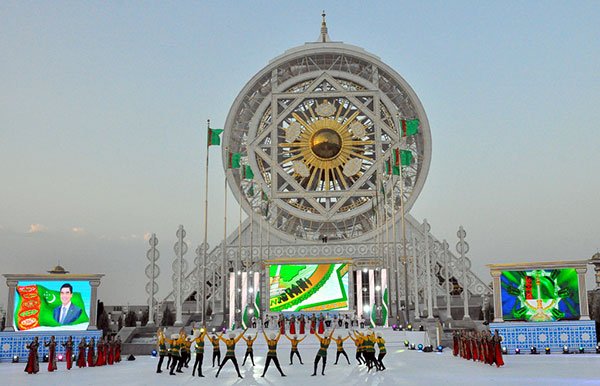 土库曼斯坦举行独立25周年阅兵式
