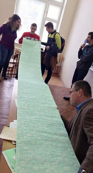 俄大学生为核物理考试自制3米长小抄