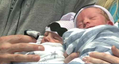 美国一对双胞胎相隔10分钟出世 生日相差1年
