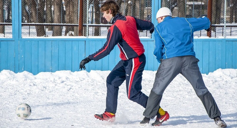 俄中近百名中小学生参加校园雪地足球友谊赛