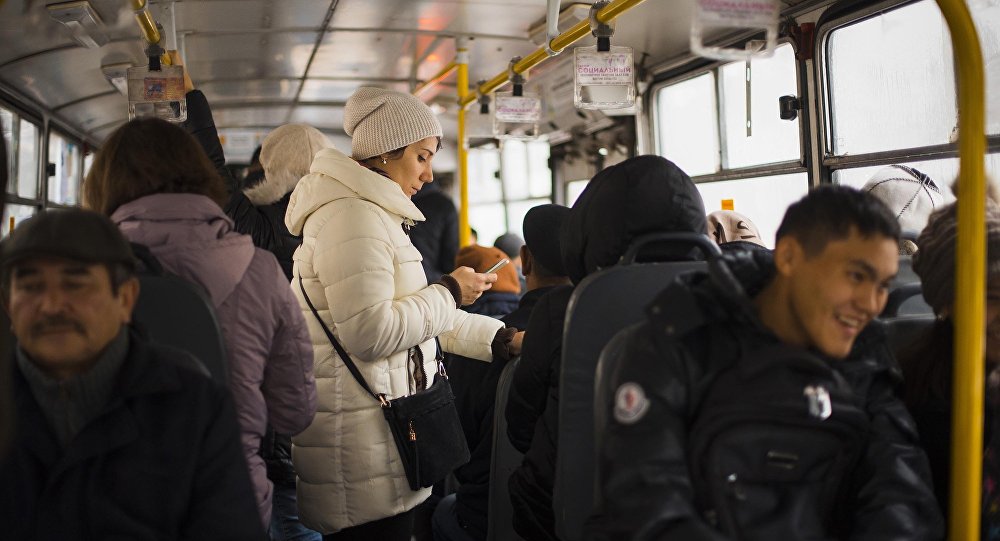 比什凯克市民乘坐公交开始享受免费上网服务