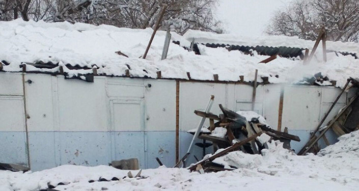 贾拉拉巴德州遭遇强降雪部分房屋受损