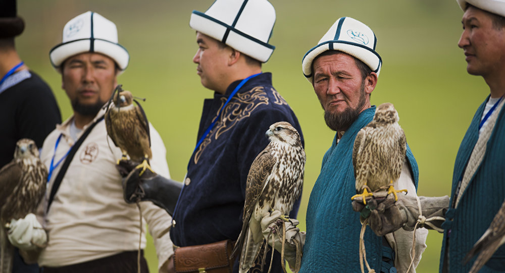 吉尔吉斯斯坦九月在伊塞克湖举办猎鹰文化节