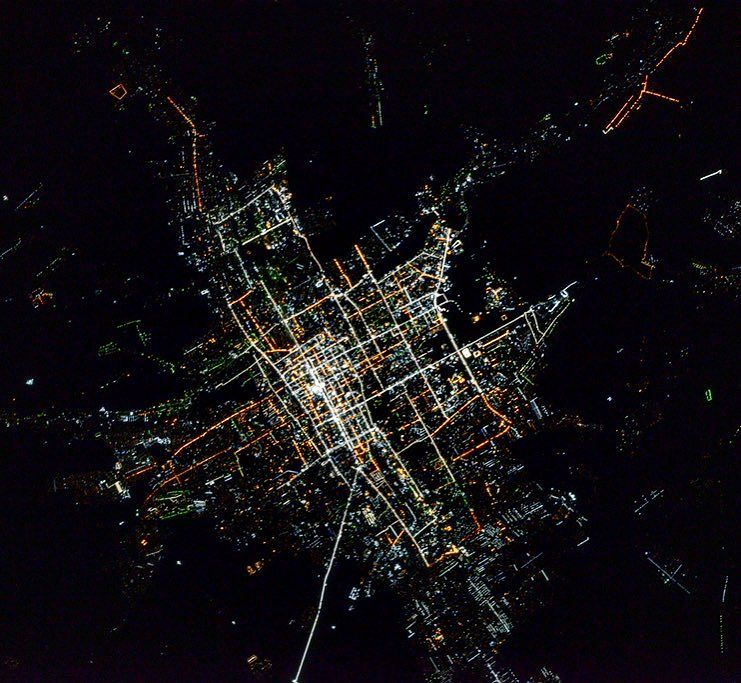 俄宇航员发布夜空下的比什凯克图片引粉丝关注