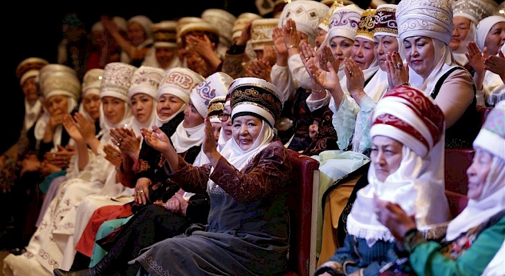 比什凯克千名妇女参加帽子（艾列切克）节