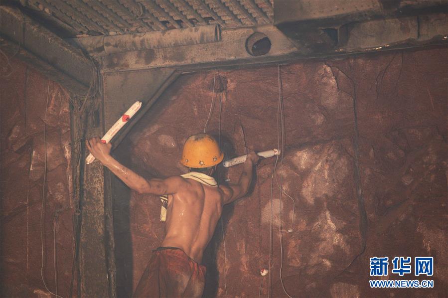 中企承建的乌兹别克斯坦铁路隧道顺利贯通