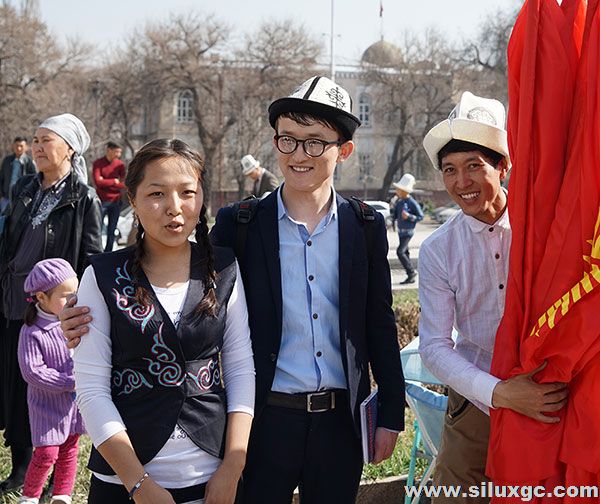 吉尔吉斯斯坦举行庆祝毡帽节活动
