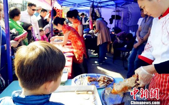 吉尔吉斯斯坦华人诺鲁孜节义卖 为当地孤儿院筹款