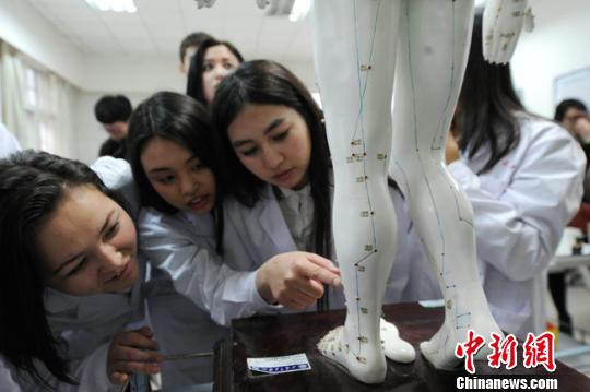 甘肃中医药学府现“吉尔吉斯面孔”