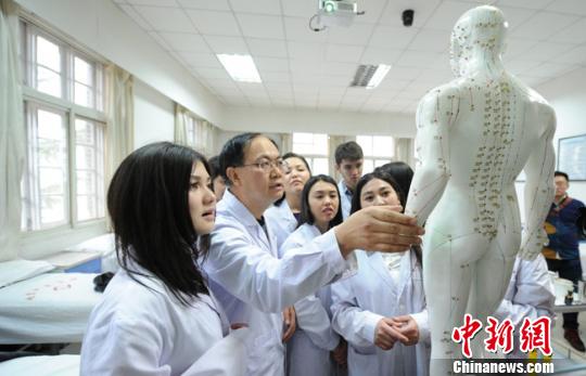 甘肃中医药学府现“吉尔吉斯面孔”
