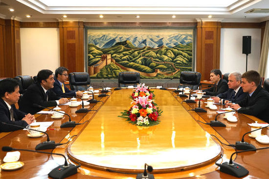 努尔·白克力会见俄罗斯驻华大使