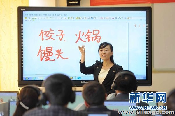 乌兹别克斯坦塔什干国立东方学院语音教室落成