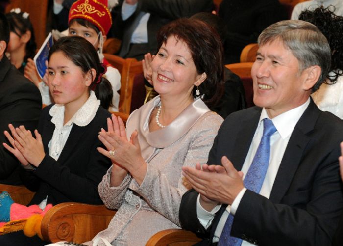 吉国总统女儿将画作出售钱款捐给唐氏综合症患儿