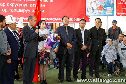 中国政府向吉国奥什州卡拉苏区喀什噶尔村捐赠农机设备