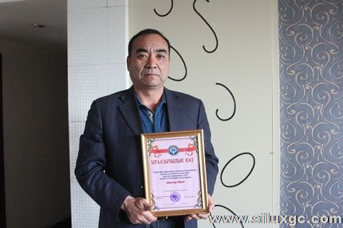 中国商人为吉尔吉斯斯坦山区百姓花万元修缮清真寺