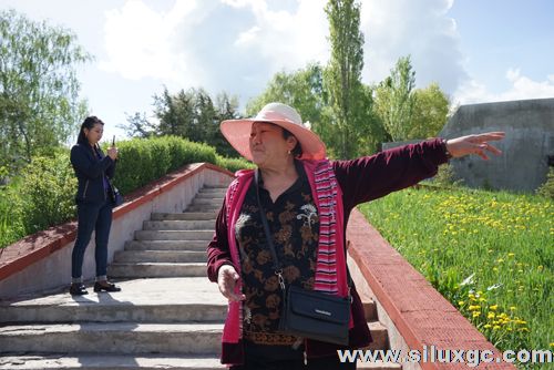 比什凯克人文大学中国留学生的周末春游踏青