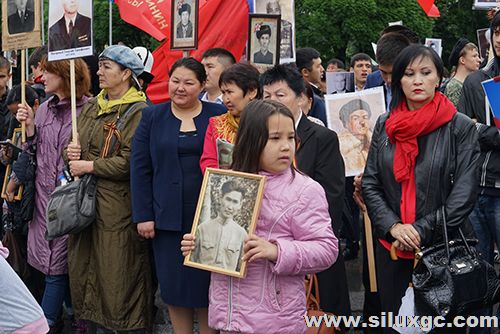 吉尔吉斯斯坦迎来71个胜利日，民众在圣火前高呼“乌拉（万岁）”