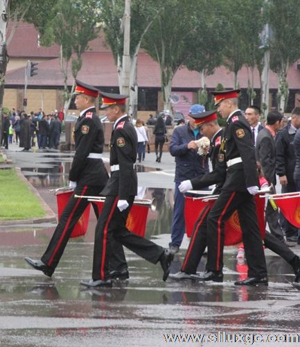 吉尔吉斯纪念卫国战争胜利71周年 老兵精神代代相传