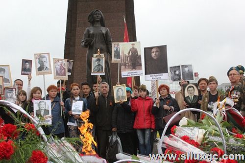 吉尔吉斯纪念卫国战争胜利71周年 老兵精神代代相传