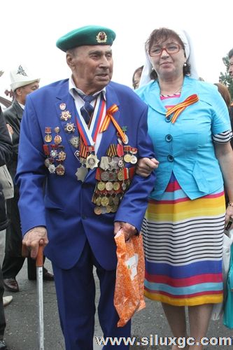 吉尔吉斯纪念卫国战争胜利71周年 老兵精神代代相传
