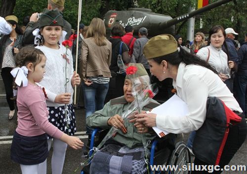 吉尔吉斯纪念卫国战争胜利71周年 老兵精神代代相传