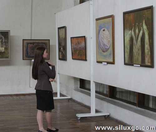 比什凯克“人类的无价遗产”艺术家画展开展（图）
