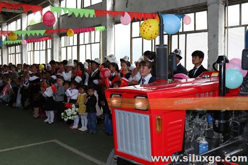 驻奥什总领事宋利群代表喀什向奥什学校赠送拖拉机