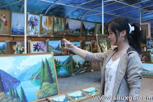 探访吉国油画市场：一生追求油画梦想的吉尔吉斯人