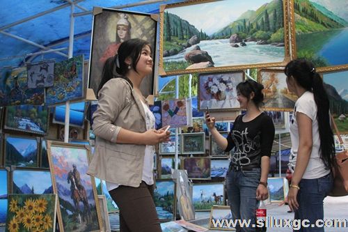 探访吉国油画市场：一生追求油画梦想的吉尔吉斯人