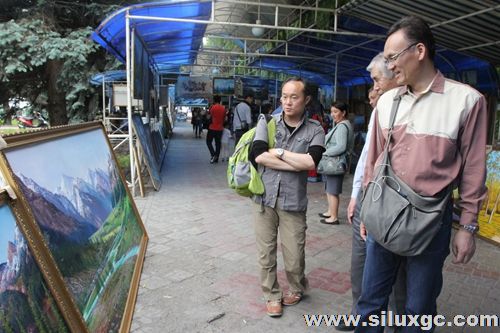 探访吉国油画市场：一生追求油画梦想的吉尔吉斯人