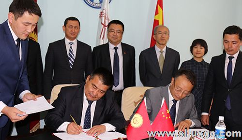 中国驻奥什总领馆推动中国路桥与奥什市签约合作