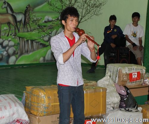 吉尔吉斯斯坦华人“六一”为孤儿院孩子献爱心