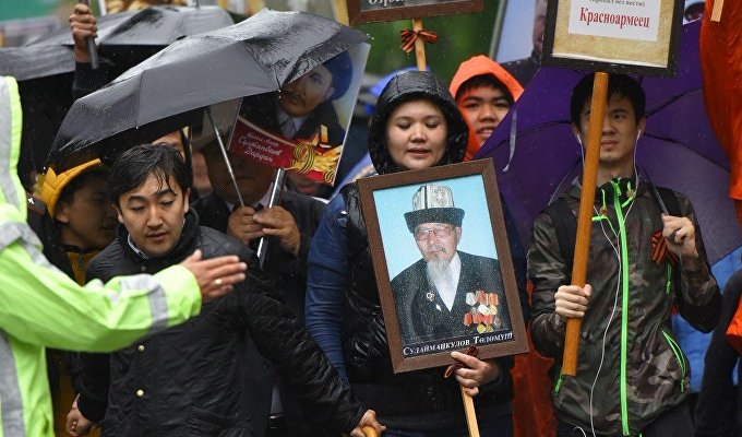 “不朽军团”游行在比什凯克市胜利广场结束