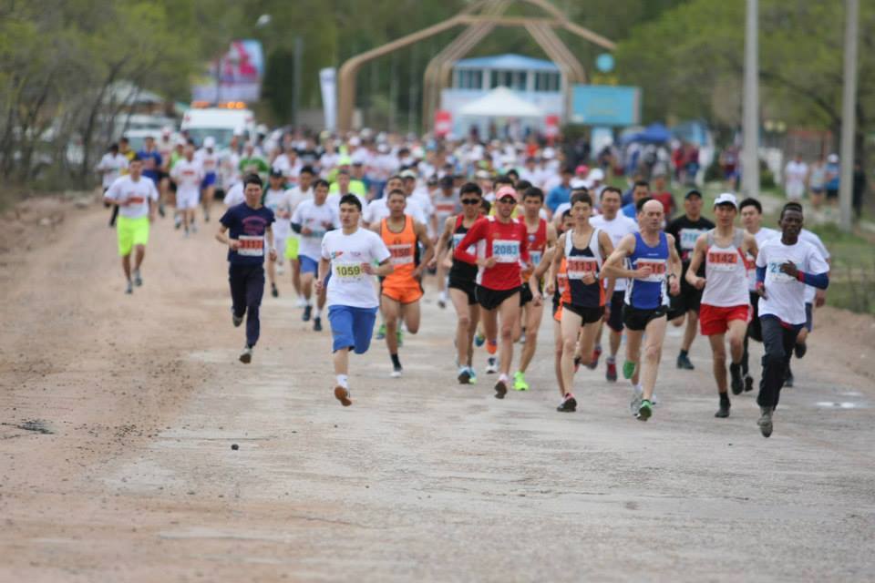 伊塞克湖州举办“重跑丝绸之路”纪念朱曼纳扎洛夫马拉松