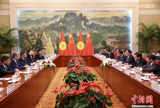 李克强同吉尔吉斯斯坦总理热恩别科夫举行会谈