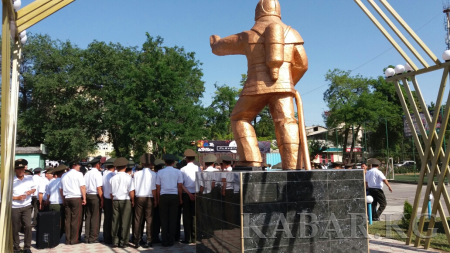 吉国消防队服役90年  首都树立消防员塑像