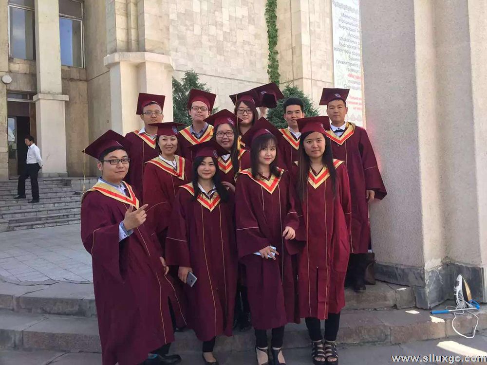 中国留学生在比什凯克人文大学毕业典礼上发言：感谢老师 多数学生表示愿意留在吉国发展