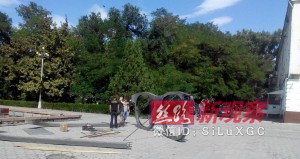 比什凯克市中心搭建了一个错觉艺术作品“观点”